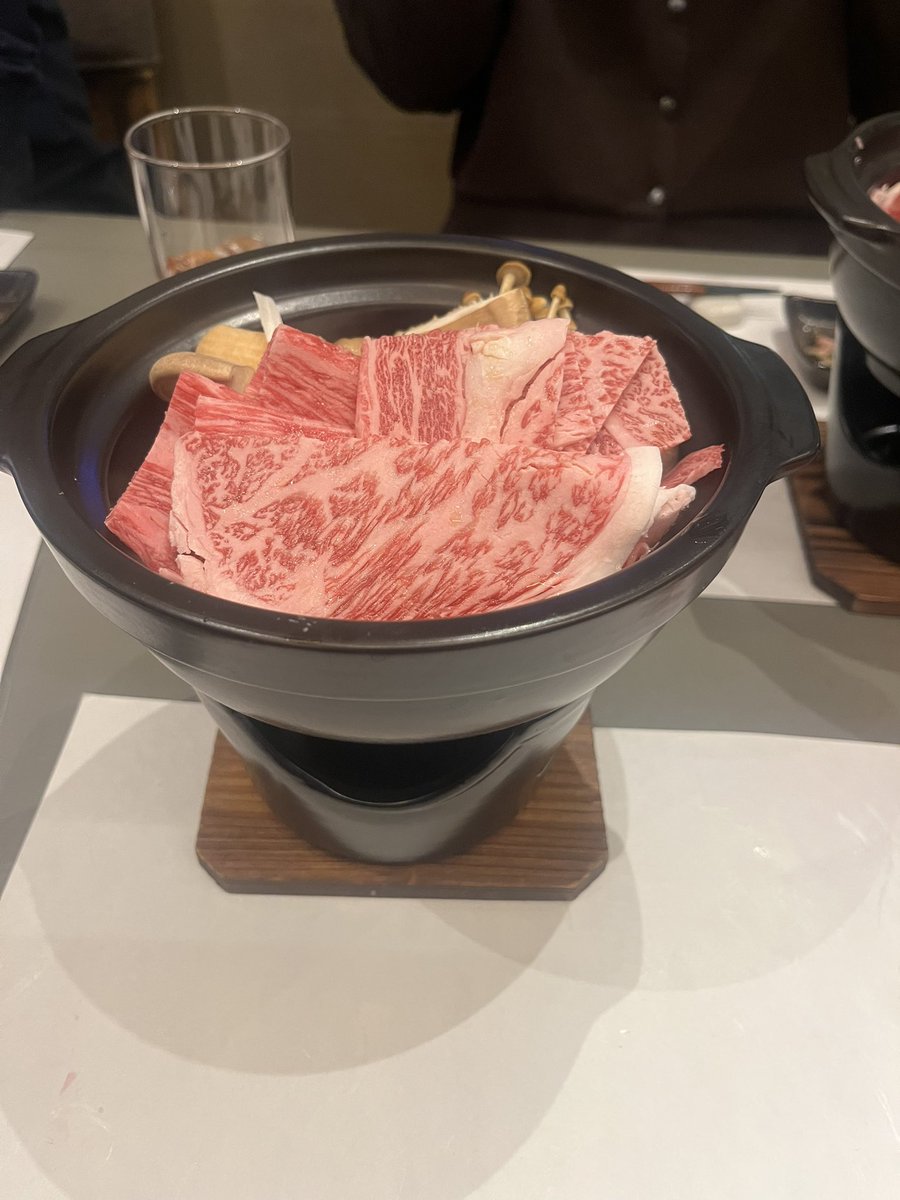 昨日は日本橋でディナー🍽️
メインが来る前にお腹いっぱいになってましまった😂肉寿司めっちゃ美味しかった😍