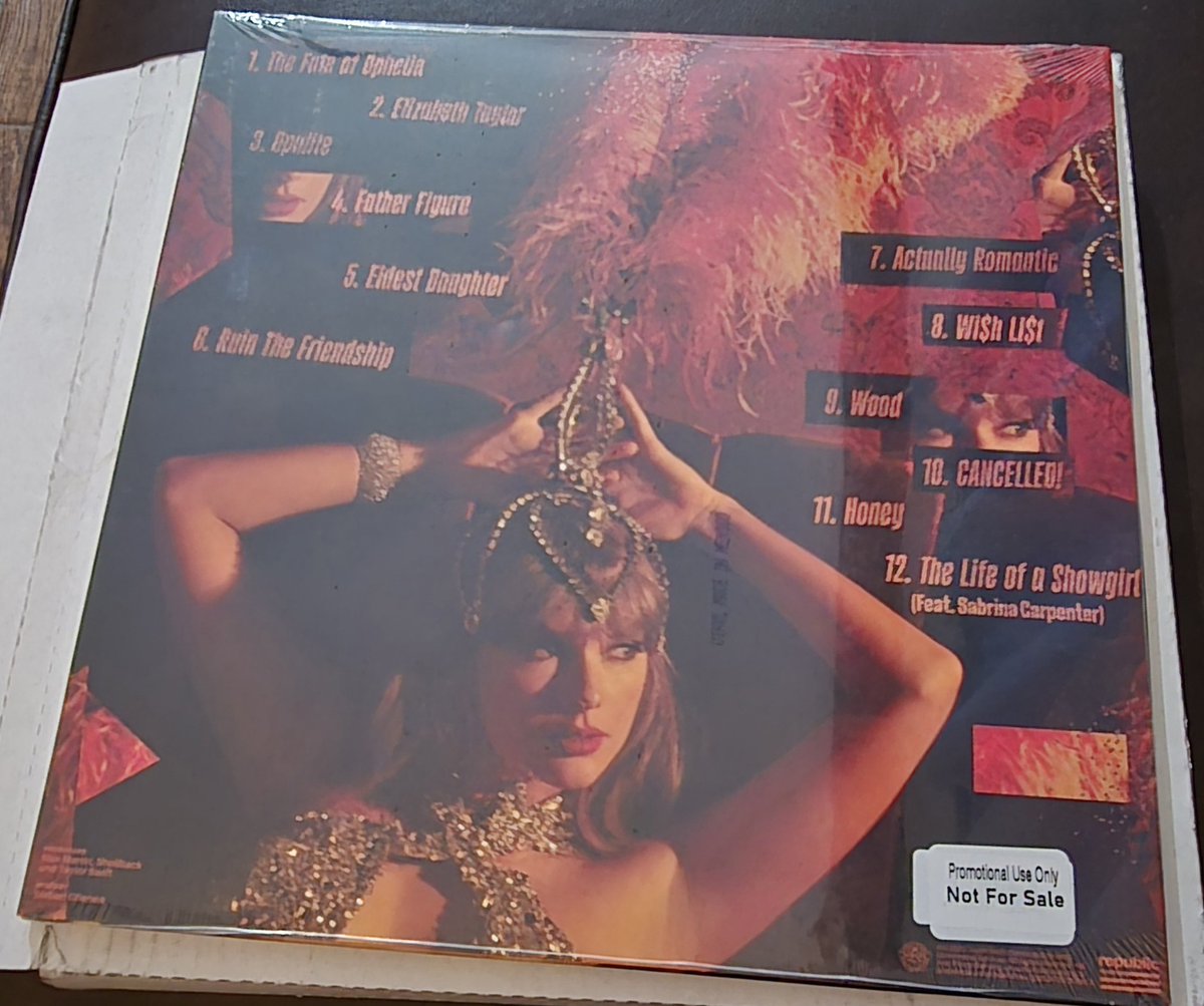 BubbaSmiley's tweet photo. A few months ago, I was one of 50 winners of the iheartradio giveaway for The Life of a Showgirl. My prize arrived today &amp; I wanted to say thank you @iHeartRadio @taylorswift13 &amp; @taylornation13 ❤️ I love my "The Life of a Showgirl" record album! https://t.co/7zAPwMJnps