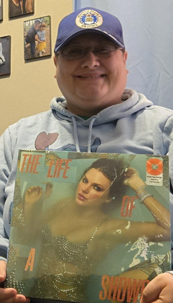 BubbaSmiley's tweet photo. A few months ago, I was one of 50 winners of the iheartradio giveaway for The Life of a Showgirl. My prize arrived today &amp; I wanted to say thank you @iHeartRadio @taylorswift13 &amp; @taylornation13 ❤️ I love my "The Life of a Showgirl" record album! https://t.co/7zAPwMJnps