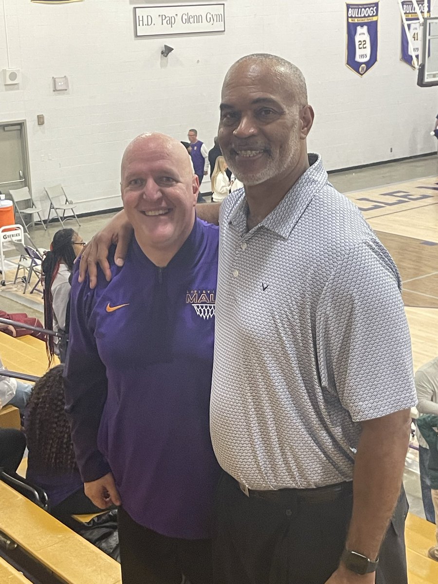 MaleBulldogs's tweet image. 🏀🏀Fri night basketball @ HOME.  Great student section and support !!!
Dawgs defeat Trinity 69-55.  What a fun group to watch 😈.
Welcomed back Male alum &amp;amp; legend Winston Bennett who was on the Glicod game crew 💪.  Dawg4Life !!