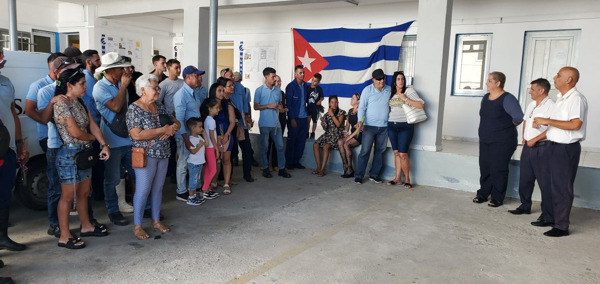 Hoy llegaron 20 de los nuestros, los recibimos junto a su familia luego de 1 mes en Santiago, que a decir de ellos, sigue siendo heroica y hospitalaria. Su esfuerzo fue agradecido en cada barrio donde estuvieron. Ante las dificultades, solidaridad entre cubanos! 🇨🇺
#EtecsaConCuba