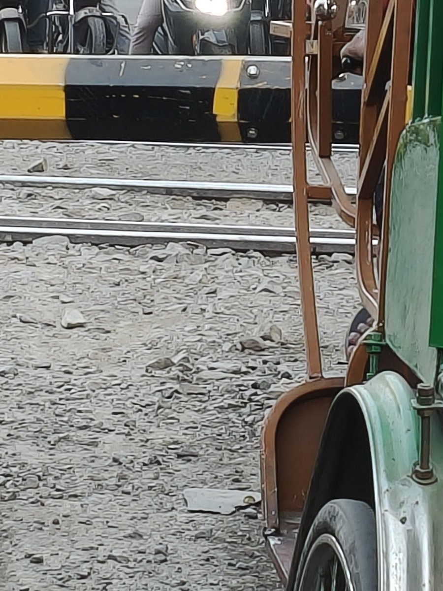 rupakde87's tweet photo. @drmsdah sir when will baghajatin railgate crossing get a permanent/ long term solution for this broken crossing, it's extremely dangerous for 2/3 wheelers.  Urgent inspection of the site by authorities is needed. A concrete crossing is needed for public safety. @EasternRailway https://t.co/DE1XoQyhqF