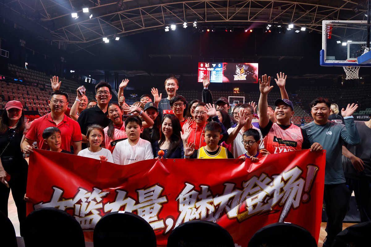 CGTNSportsScene's tweet photo. 🇨🇳🔥 Chinese center #HanXu’s home debut = instant highlight reel. 19 PTS, 2 STL, 1 BLK in 25 mins as #PerthLynx steamroll #MelbourneBoomers 98-81.
📊 From lay-ups to catch-and-shoot threes, Han’s range & defense powered a 63-35 halftime lead.
💯 Subbed out in Q4 to cheers. https://t.co/W8i6OYLKLy