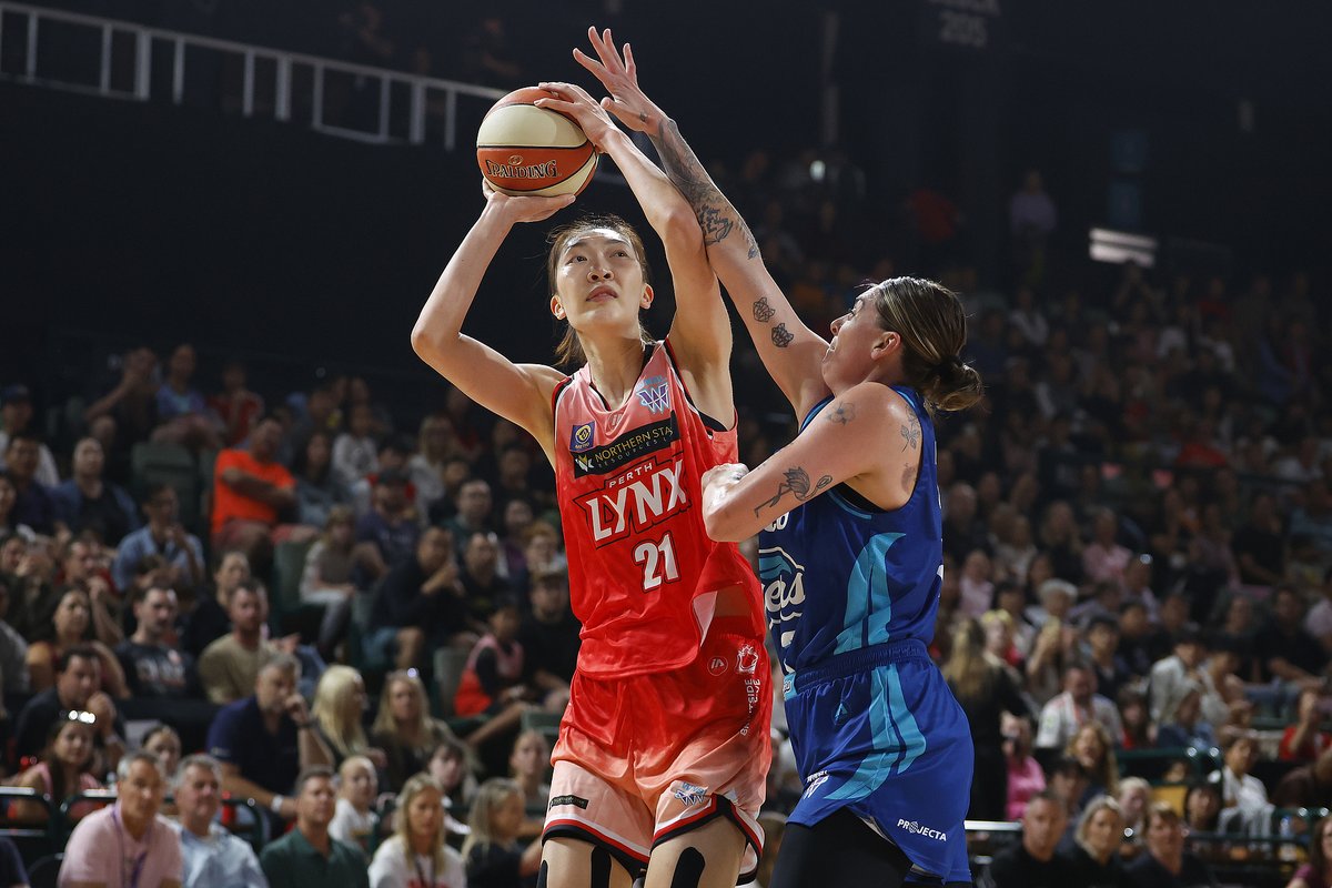 CGTNSportsScene's tweet photo. 🇨🇳🔥 Chinese center #HanXu’s home debut = instant highlight reel. 19 PTS, 2 STL, 1 BLK in 25 mins as #PerthLynx steamroll #MelbourneBoomers 98-81.
📊 From lay-ups to catch-and-shoot threes, Han’s range & defense powered a 63-35 halftime lead.
💯 Subbed out in Q4 to cheers. https://t.co/W8i6OYLKLy