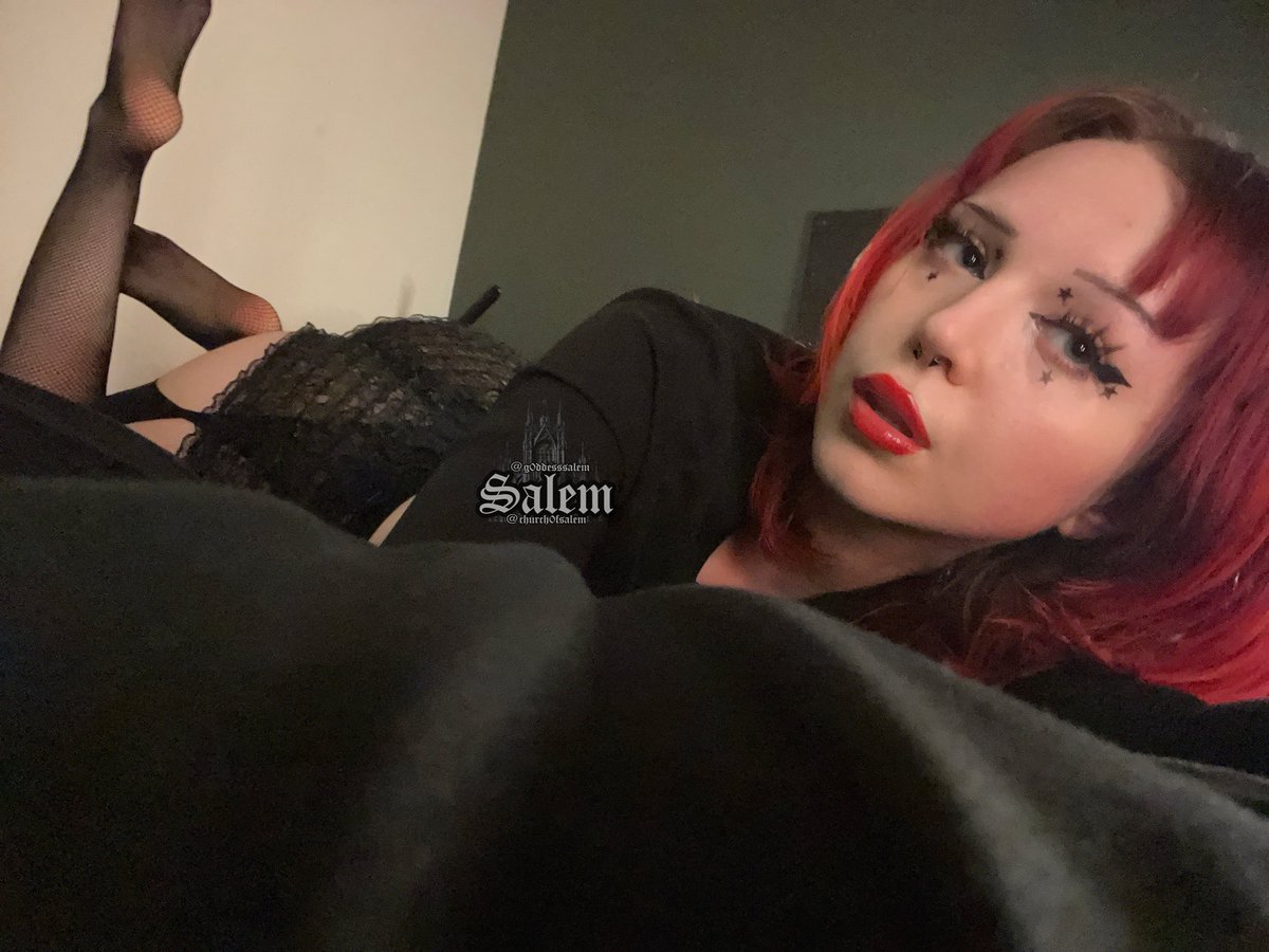 g0ddesssalem's tweet image. it’s f𝓮𝓮t &amp;amp; f𝒾shnets friday again ⋆˚꩜｡