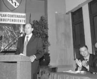 <a href="/CarnavalStream/">Carnaval Stream</a> <a href="/ciudadanodukaok/">Duka</a> Miren quien presentó el “Plan Centenario” para privatizar a #Independiente.  Mitómano y estafador, los del Rojo te conocemos y sabemos la rata inmunda y traidora que sos. Algunos boludos te ven como un loquito simpático, pero la mayoría te conoce y sos impresentable