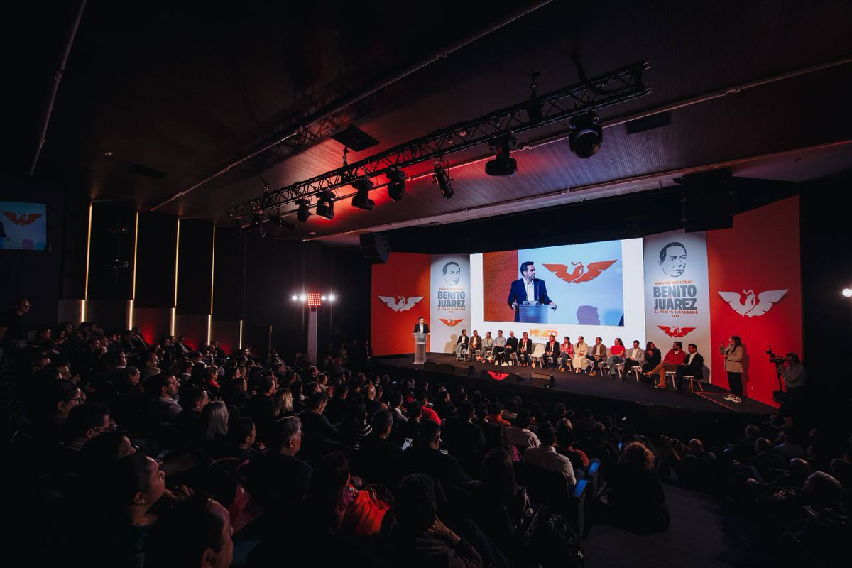 Este año, reconocemos a dos grandes instituciones educativas con la medalla Benito Juárez al mérito ciudadano: a la <a href="/udg_oficial/">Universidad de Guadalajara</a> y <a href="/uanl/">UANL</a>. 🍊🏅

Porque entendemos que sin las universidades públicas no hay democracia, sin las universidades públicas no hay futuro. 🇲🇽💪