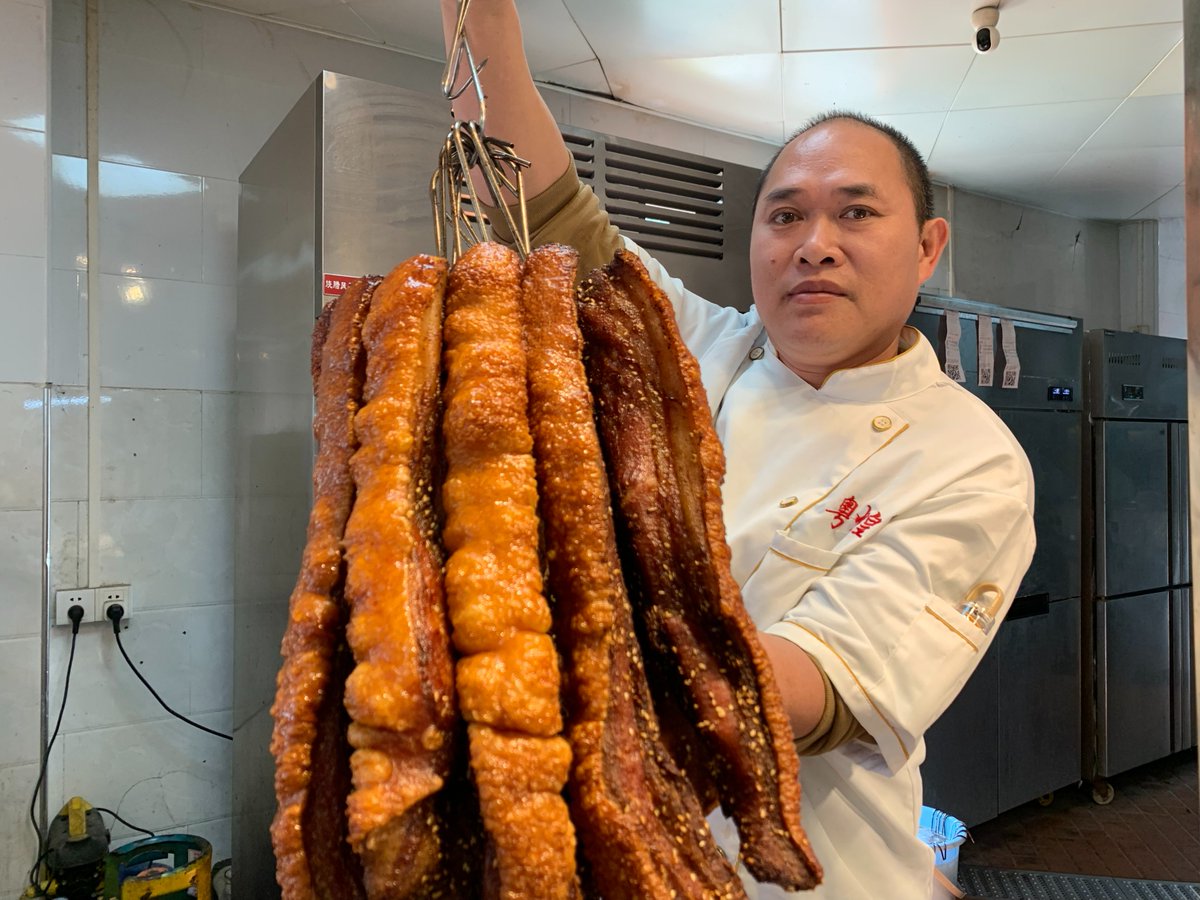 fikus01's tweet photo. 藏在巷弄里的「老巷蛋饼」绝了！现擀面糊煎得金黄酥脆，加根现炸脆油条+卤香豆干，刷上秘制甜辣酱，一口下去碳水快乐直接拉满～人均10元吃到撑，早餐党快冲！老巷口第3家档口 https://t.co/ZZLWzC4ILr