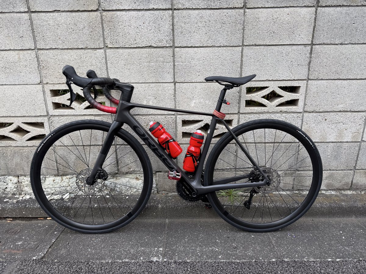 ボトルも赤黒にしたら想像以上に赤多めだった 色でのカスタムはこれが