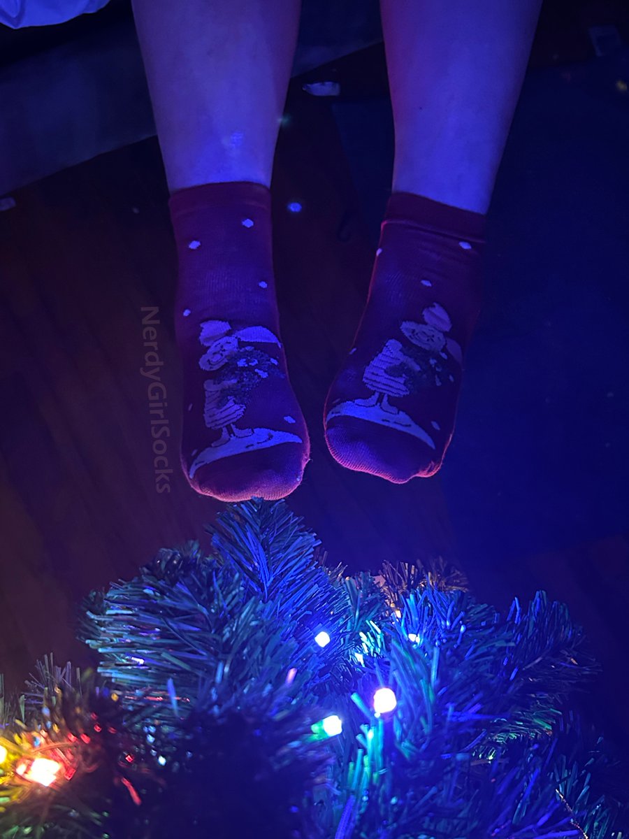 NerdyGirlSocks's tweet photo. #Sockmas Day 5! I wanted to try something different using the lights from my small Christmas tree. Idk how I feel about how they turned out, but lmk what you think!
๐งฆ1/2๐งฆ
#Christmas #Christmas2025 #holidayseason #December #Disneycember #feet #socks #festivesocks #cutesocks https://t.co/P6vWhxY7gO