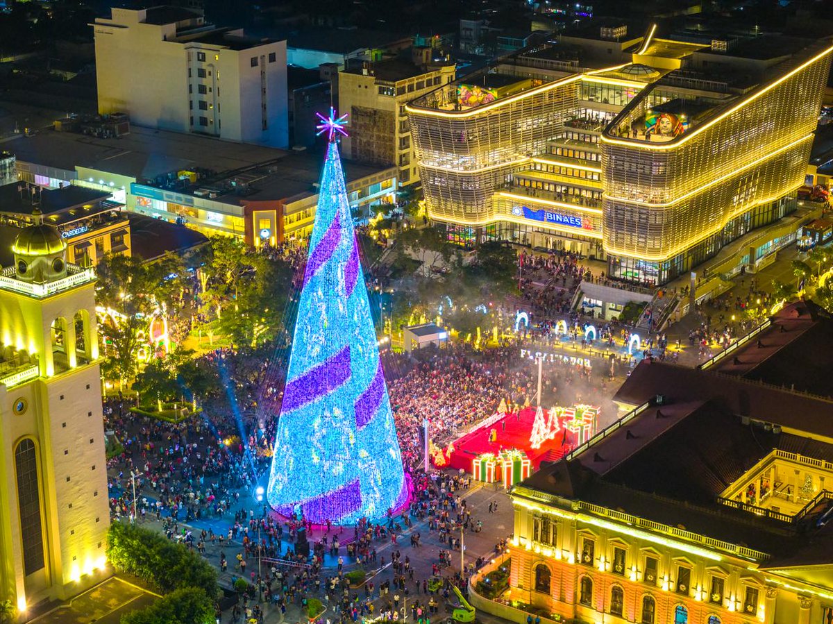 SecPrensaSV's tweet image. #VillaNavideña | El Gobierno del Presidente @nayibbukele continúa transformando los espacios públicos del Centro Histórico de San Salvador en zonas de convivencia segura, donde miles de visitantes pueden disfrutar de las actividades navideñas en un ambiente ordenado y familiar.…