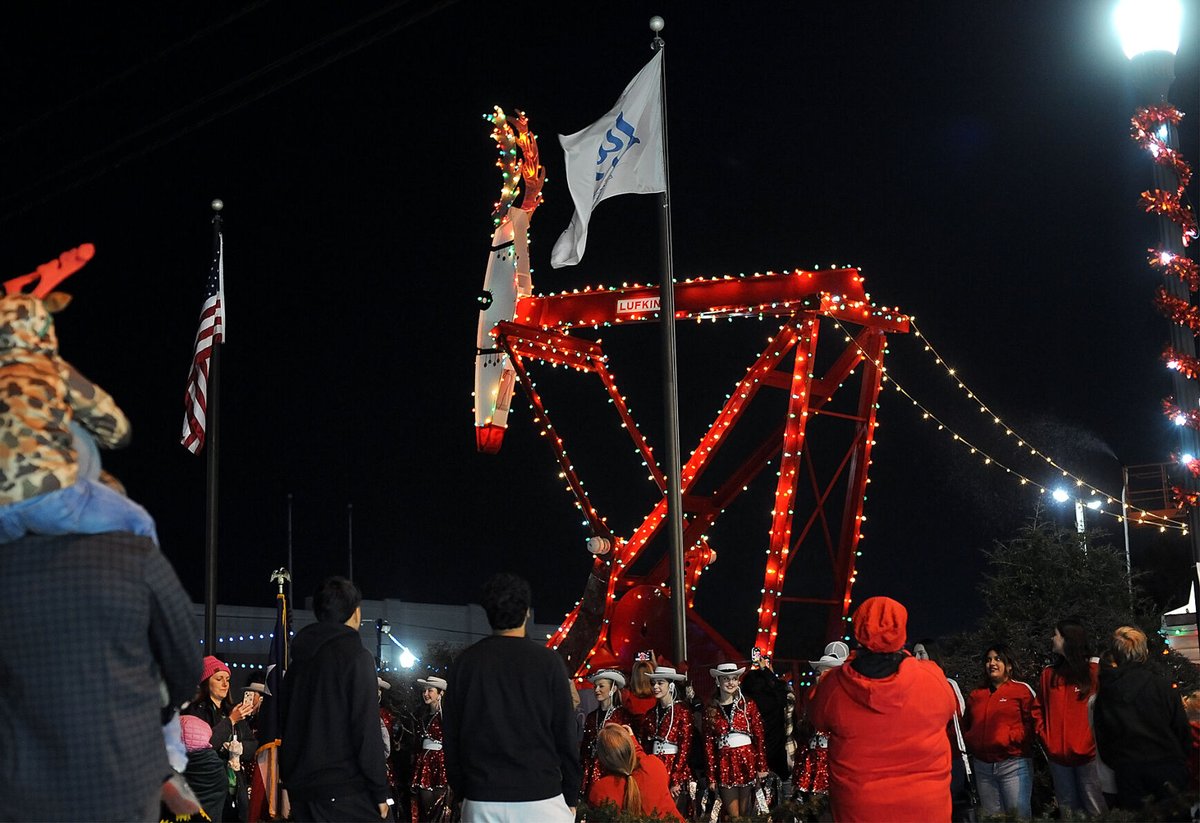 lufkindailynews's tweet photo. Lufkin marks 59th annual lighting of Rudolph the Pumping Unit (Story by RUBEN IBARRA JR./The Lufkin Daily News and photos by JOEL ANDREWS/The Lufkin Daily News)
https://t.co/Ynm5Xdy7Ls https://t.co/r46JQRH2ho