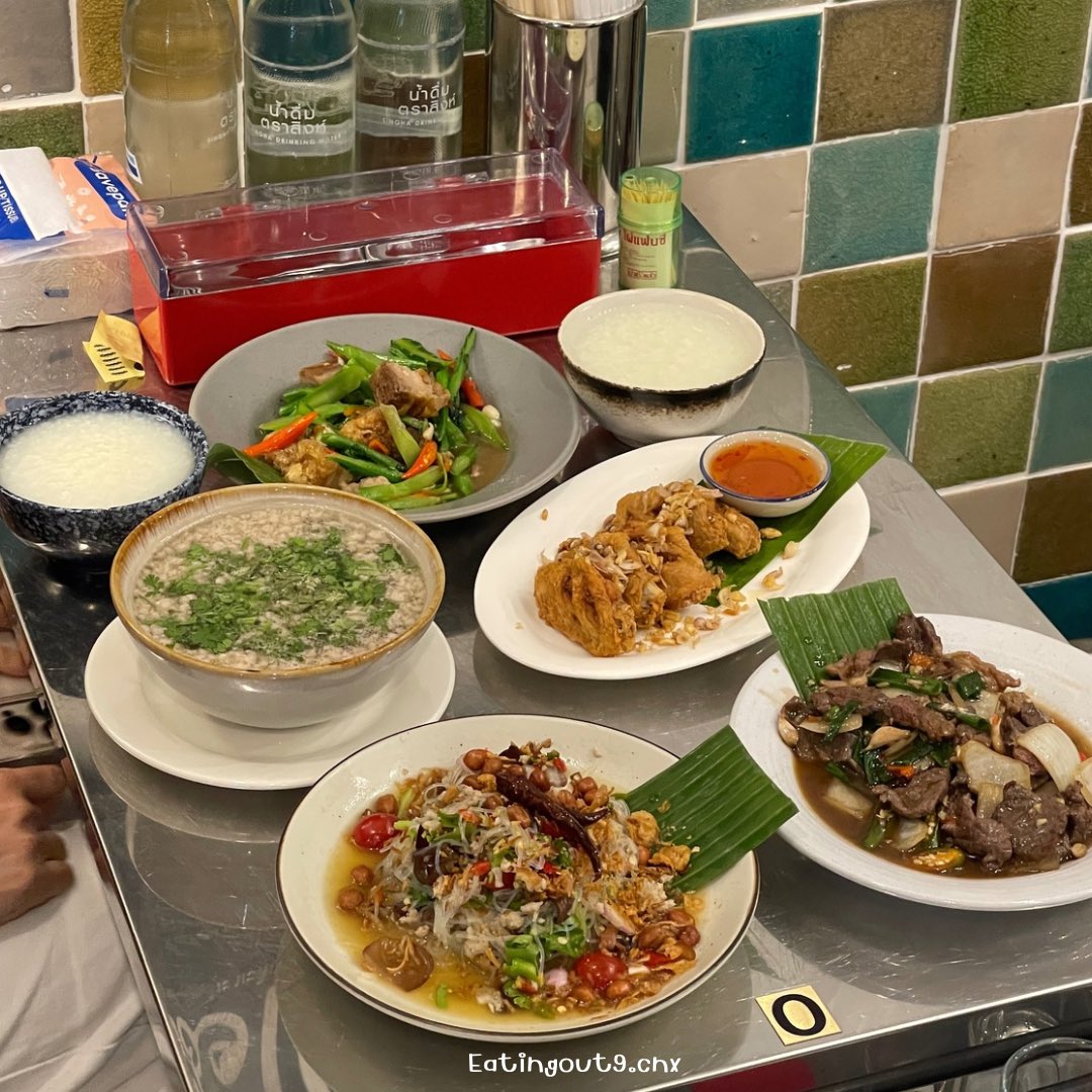 ภูพิงค์โภชนา ( PHUPING POCHANA ) — ร้านข้าวต้มกุ๊ยสมัยใหม่ ร้านดูสะอาด และเปิดเพลงเก่าๆ ฟังเพลินๆ วันที่เราไปคนเยอะเลยรออาหารนานนิดนึง 

📌อ่านรีวิวเต็ม IG: eatingout9.cnx

#เชียงใหม่ #รีวิวเชียงใหม่