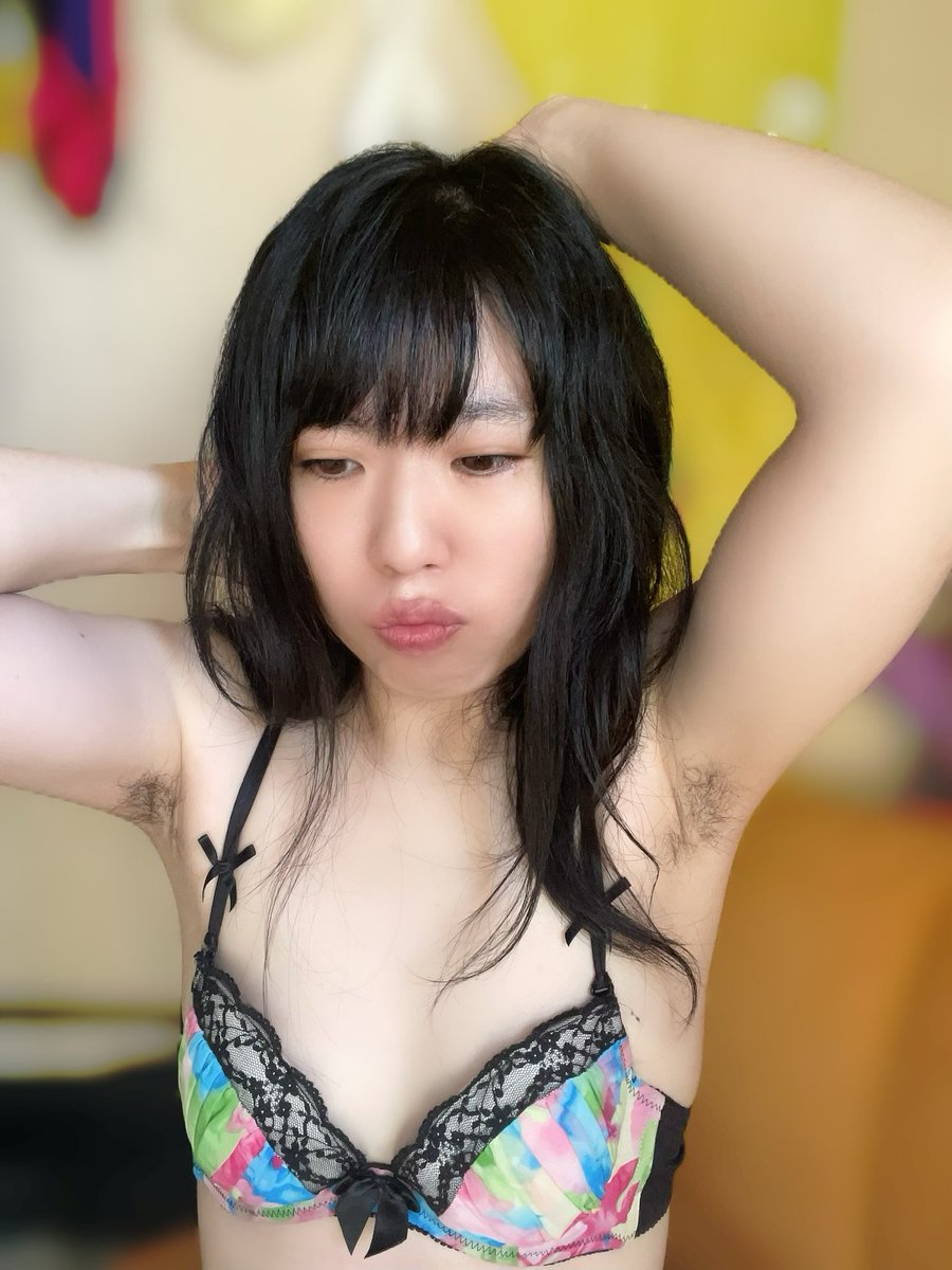 こんにちはー＼( 'ω')／
やっとこ起き出しので…
髪の毛切りに行ってきます✁
短くしてくる🚲💨💨💨
でわ！良い週末を〜♪
#ワキ毛女子 #脇毛 #腋毛