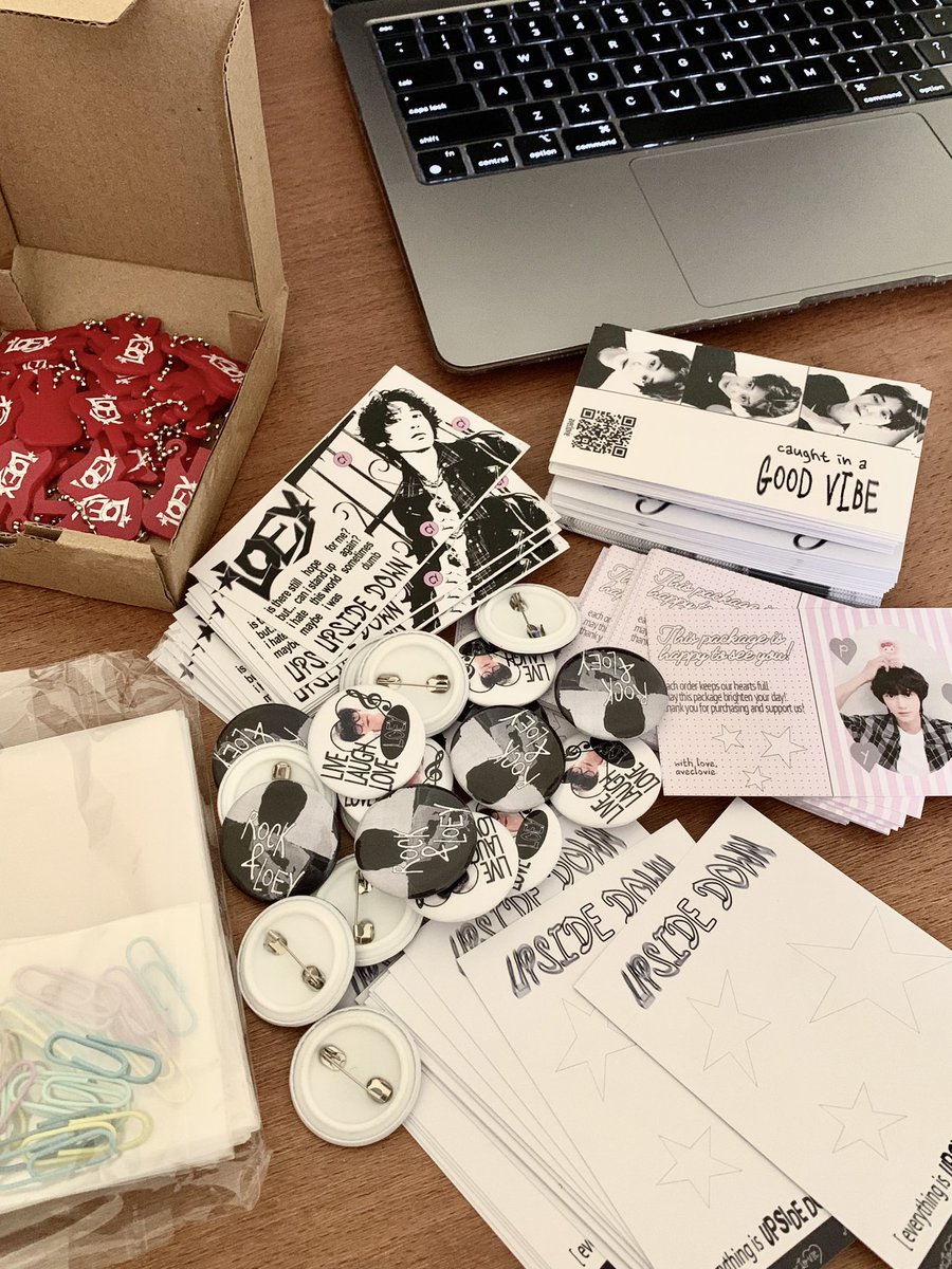 [ update 💭]
aku masih nunggu sticker glitter dari vendor nya yaa ^^