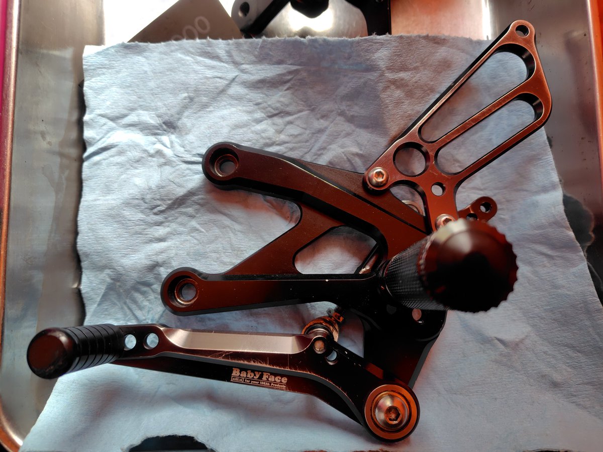 oxtuto's tweet photo. べーんべークンのステップ(中古)を入手してみた。
所謂メーカー物は初めて。
とりあえずバラしてから組み付けようと思ったんだけど、ネジロック剤地獄でやっとシフト側だけ終了。
ネジロック剤の乱用はマジでやめて欲しい、、、ま、メーカー指定なのかもだけど。 https://t.co/AYrOYuWUqr