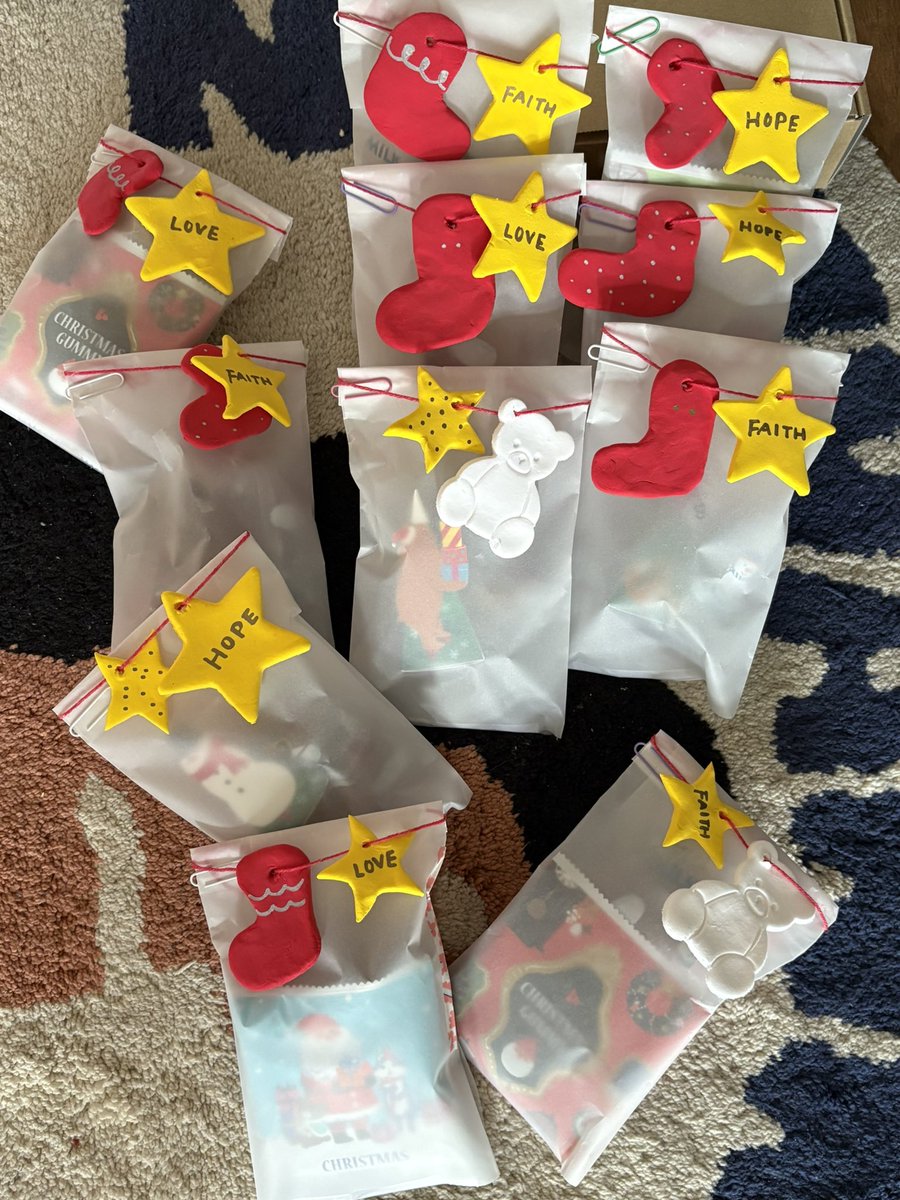 oka_naz's tweet photo. 明日教会学校で配ろうと思ってるプチプレゼント（お菓子）です。オーナメントは手作りしました🎄みんな喜んでくれるといいな。 https://t.co/2Yx3JtxVAi