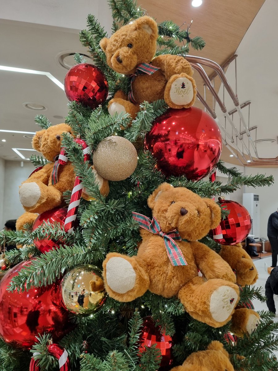 아까 서울에 도착, 10분후에 친구랑 식사, 모임 참석, 친구랑 식사, 바... 기쁜이 너무 좋아요~ MBTI시험을 안 봤지만 저는 정말 E 사람이에요 ㅋㅋㅋ