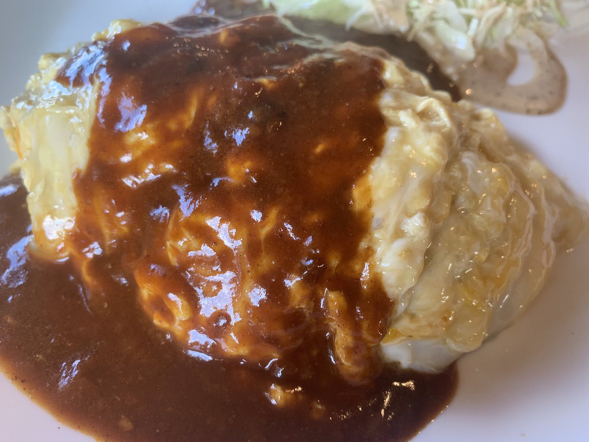 バターライスをふわとろ卵で包んだオムライス…！
濃厚デミグラスソースがとろりとかかって、もう優勝です✨

見てるだけでお腹すくでしょ？
これは幸せの味。