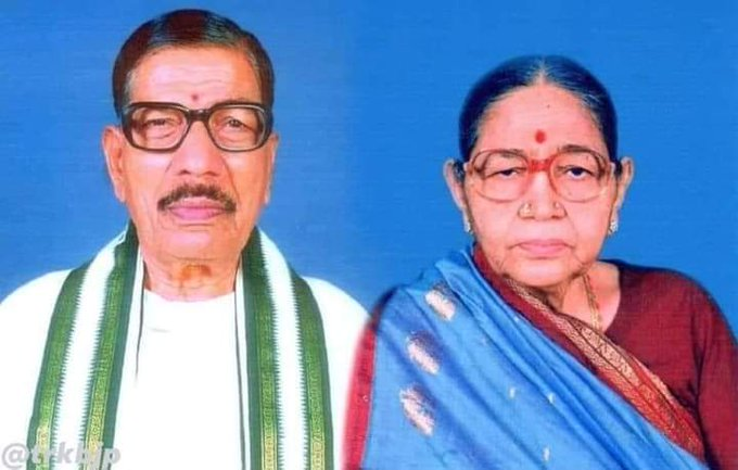 SadaaShree's tweet photo. We are familiar with G Pulla Reddy for his iconic sweet shops.

However not many know the role he played in Ram Janmabhoomi movement. 

As a Swayamsevak, donated 25 lakhs to VHP at the request of Ashok Singhal , to fund their legal expenses. 

All his shops would have a donation box for Ram Mandir.

Also founded an engineering college in Kurnool, another in Hyderabad named after his wife Narayanamma, plus many other educational institutions.

All this without much hype and publicity.

Man of humble origin, who started with a small sweet shop in Kurnool, went on to found a chain of stores, that became a brand by itself, and gave back to society in every way he could.

#Naman