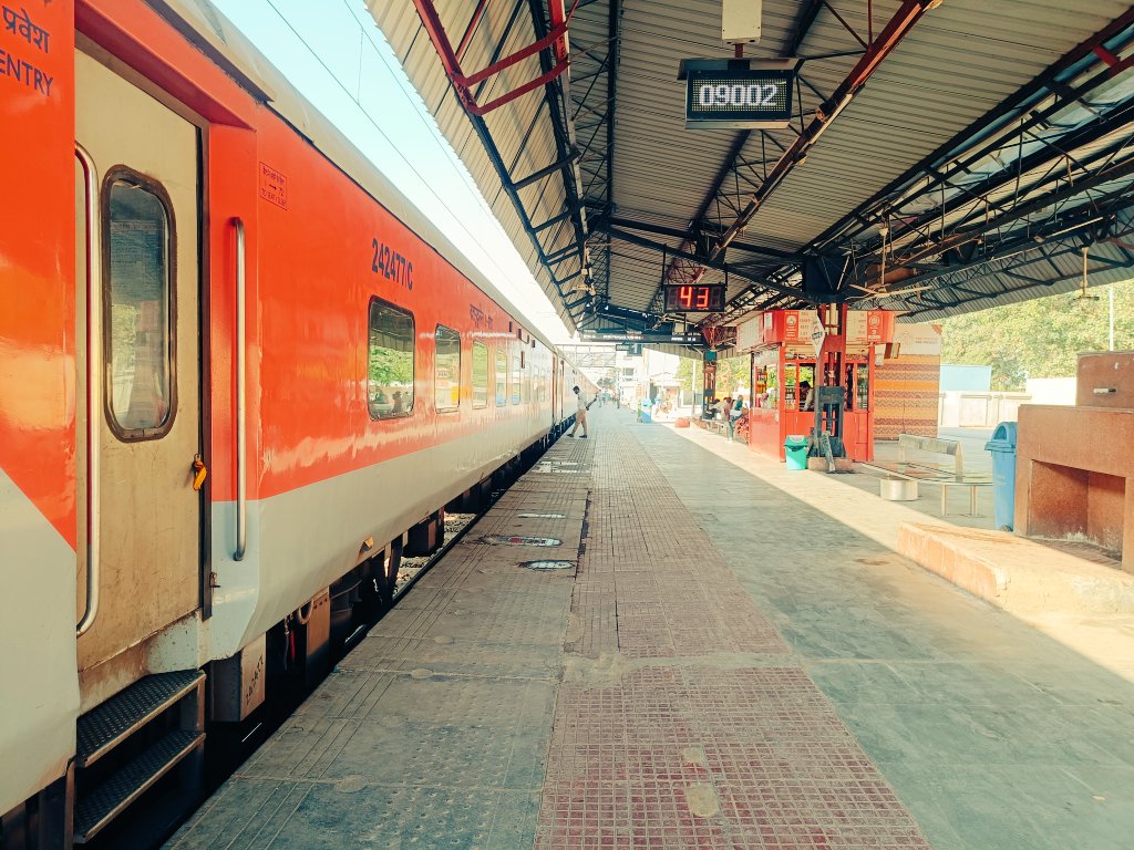 🚆 Special TOD Trains to Clear Festive Rush! 🚆

1️⃣ 09001 Mumbai Central–Bhiwani (MMCT–BNW)
📅 09.12.2025 to 30.12.2025 (Bi-weekly: Tue &amp; Fri – 7 trips)
⏰ Dep: MMCT 10:30 hrs | Arr: BNW 13:00 hrs (next day)
🛤️ Via: Surat, Vadodara, Ratlam, Chittaurgarh, Ajmer, Jaipur, Rewari