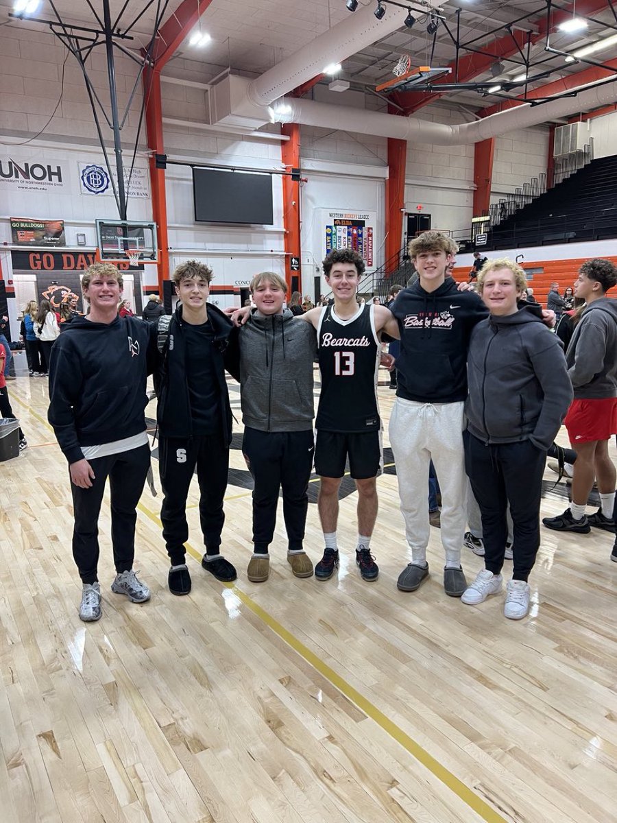 This is what I love about NW Ohio Basketball Club #Family Sensabaugh boys go for 18 &amp; 17 points to lead Spencerville at the Fieldhouse!
<a href="/owensens13/">Owen Sensabaugh</a> <a href="/WillSens12/">Will Sensabaugh</a>