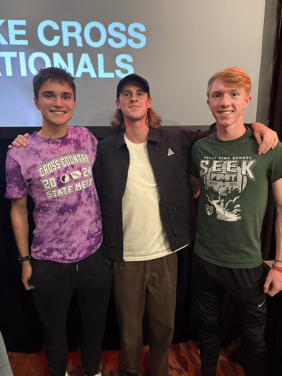 PellaDutchXC's tweet photo. Two of Iowa’s Best with two of THE BEST!!! @westdubtrack @PellaActivities @PHSdutchtrack #NXN https://t.co/zaOn4jRDbh