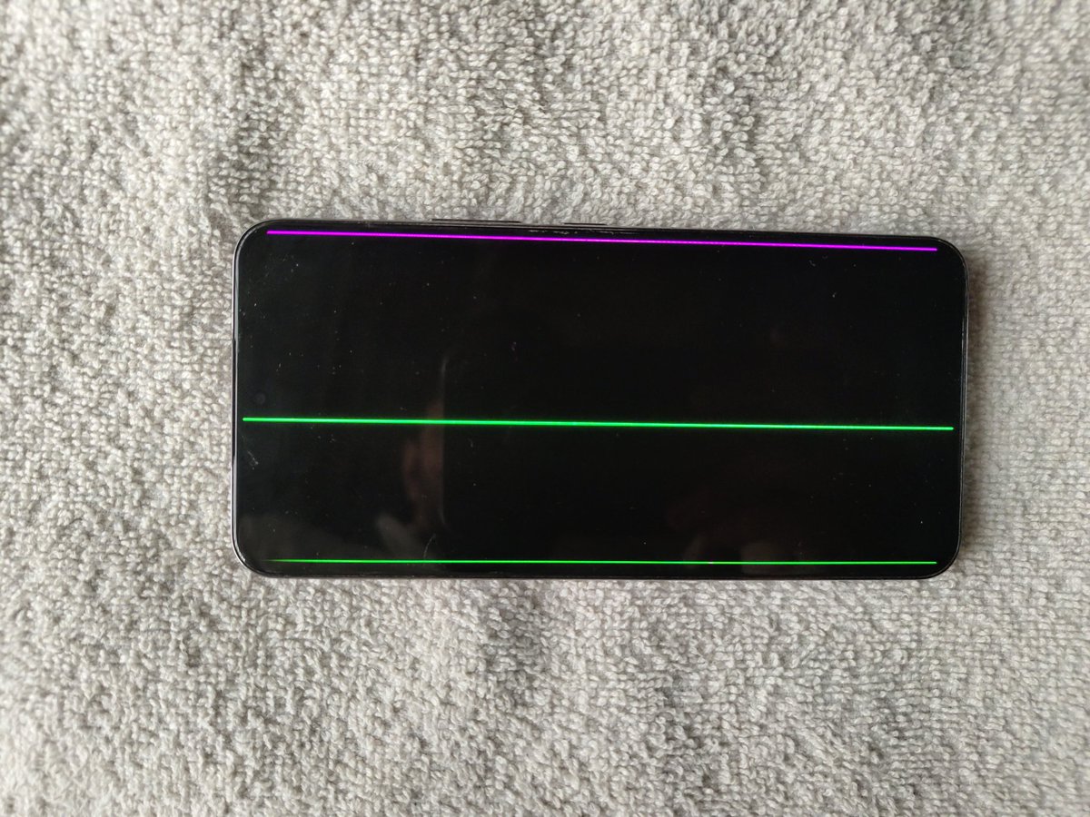 Shivaji315's tweet image. This is my mom’s Samsung S22. The screen suddenly developed colored lines, no drops, no water damage.
We trusted Samsung for reliability, but this is disappointing. Hoping for a replacement or repair under warranty.  
@SamsungIndia
@SamsungMobile @Samsung 
 #samsungsupport