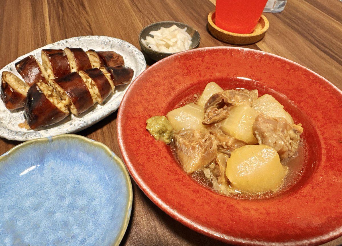 HIITやったり何やかんや頑張った後はランチです。
牛すじと大根の煮物！柚子胡椒添え！イカめし！
大根面取りした端材で作る漬物もうまいんだ😋
 #おうちごはん