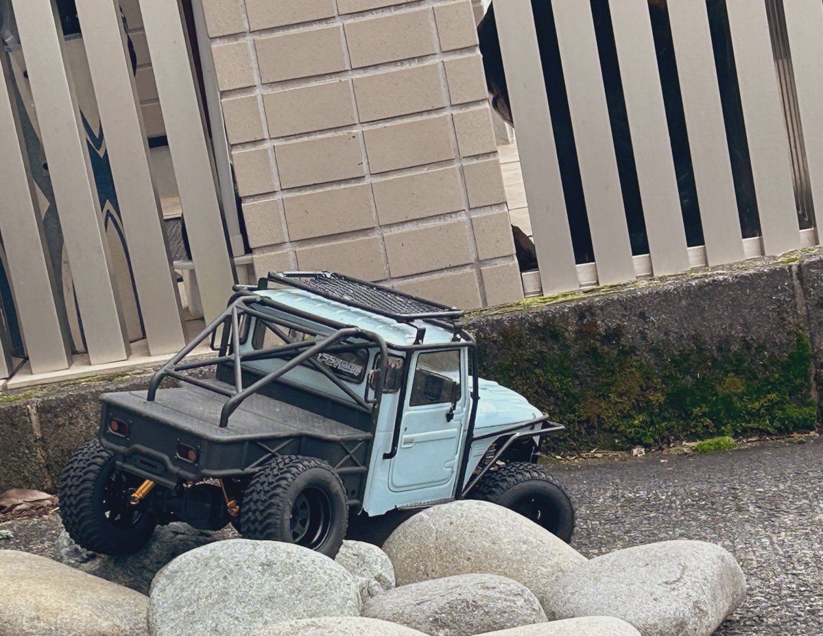 dNKEom8gypQ4DNl's tweet image. フォルダ整理してると記憶から消えてたランクルが💨
ヨンマルにハマってた時は色々持ってたからな。昔はガッツリタイヤが出てるクローラーが好きでいかに物を乗り越えるか？が楽しかった🙌

#CC02 #タミヤ　#ランクル