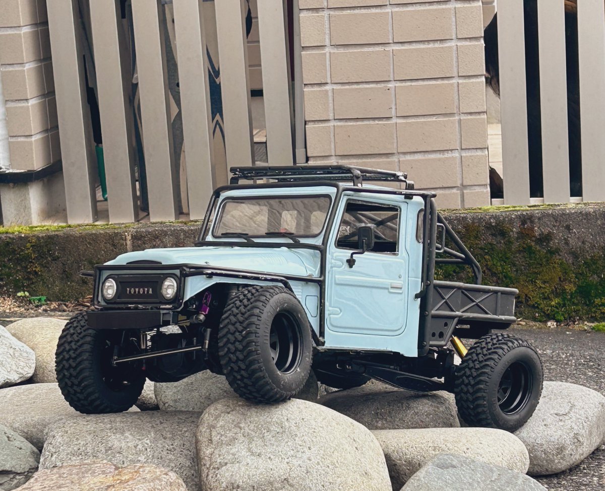 dNKEom8gypQ4DNl's tweet image. フォルダ整理してると記憶から消えてたランクルが💨
ヨンマルにハマってた時は色々持ってたからな。昔はガッツリタイヤが出てるクローラーが好きでいかに物を乗り越えるか？が楽しかった🙌

#CC02 #タミヤ　#ランクル