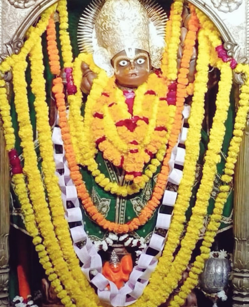 Sita Ram 🙏💐
Jai shri raam bhakt Hanuman 💐
Ps: since some of you asked hence sharing here. Use red or green pen for writing the name of your ishta 108 times daily. Keep those papers with you in your pooja grih. May our ishta protect us always 🙏💐
Pic credits : mrigashira @