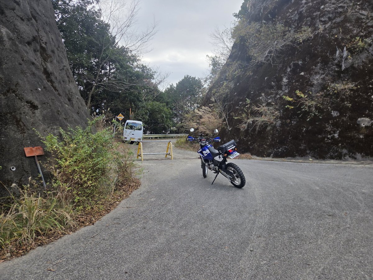 千葉の林道は詳しくないが、行ってみたらゲートが閉ざされていた。しょうがないので別のところを目指したらそっちは行けそう。