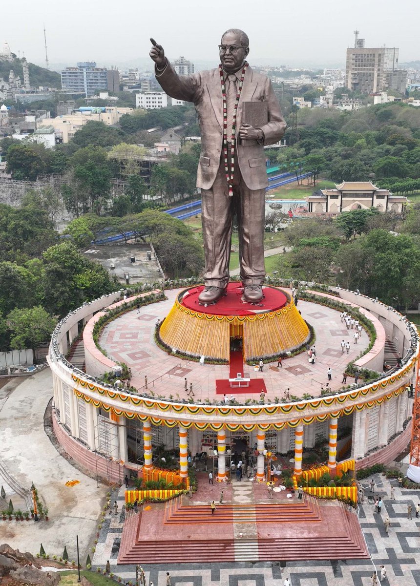 KTRBRS's tweet photo. సమ సమాజ స్వాప్నికుడు, భారత రాజ్యాంగ నిర్మాత బాబాసాహెబ్ డాక్టర్ బీ.ఆర్ అంబేద్కర్ వర్ధంతి సందర్భంగా ఆ మహనీయుడికి ఘన నివాళులు 💐 

తెలంగాణ స్వరాష్ట్రం సాధించుకోవడానికి రాజ్యాంగంలో బాబాసాహెబ్ చొరవతో ఏర్పాటుచేసిన  ఆర్టికల్ 3 ఎంతగానో దోహదపడింది.  

అణగారిన వర్గాల అభ్యున్నతికి అంబేద్కర్ గారు చూపిన బాటలోనే తొమ్మిదిన్నరేళ్ల బీఆర్ఎస్ పాల�� సాగింది. 

హైదరాబాద్ నగరం నడిబొడ్డున 125 ఫీట్ల అంబేద్కర్ విగ్రహాన్ని ఏర్పాటు చేయడ��ే కాకుండా.. నూతన తెలంగాణ రాష్ట్ర సచివాలయానికి అంబేద్కర్ గారి పేరు పెట్టి కేసీఆర్ గారు వారికి సమున్నత గౌరవం కల్పించారు.  

బాబాసాహెబ్ అంబేద్కర్ వర్ధంతి సందర్భంగా.. వారి ఆశయాల సాధనకు పునరంకితమవుదాం.  

జోహార్ అంబేద్కర్! జై భీమ్! 

#MahaparinirvanDiwas2025