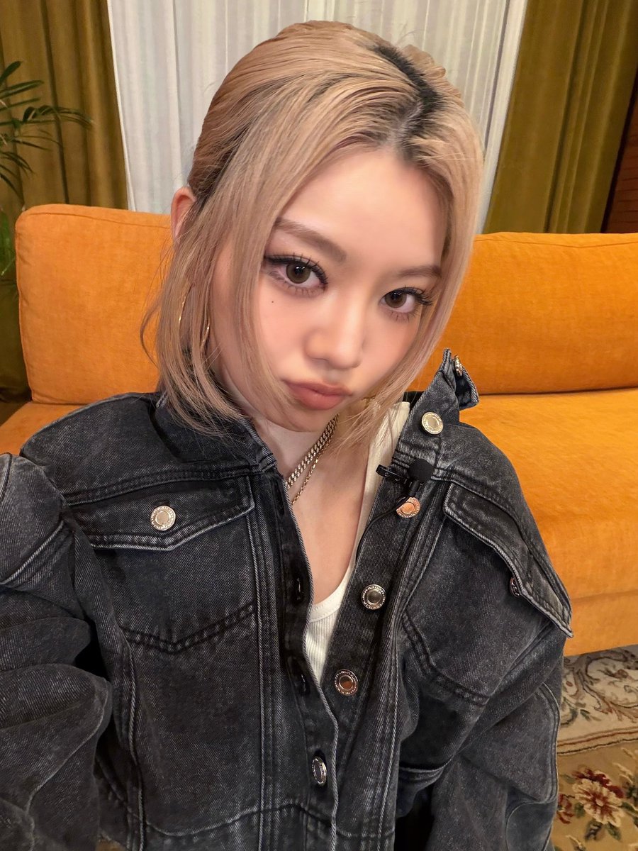 ALLDAY_PROJECT's tweet photo. [📹] 올데프 베일리와 리한나 DM 답장을 기다리며

🔗 https://t.co/zdqB9uXOjf

#ALLDAYPROJECT #ADP #올데이프로젝트
#BAILEY #베일리
#LOOKATME
#THEBLACKLABEL #더블랙레이블 https://t.co/cB8qVZkzDX