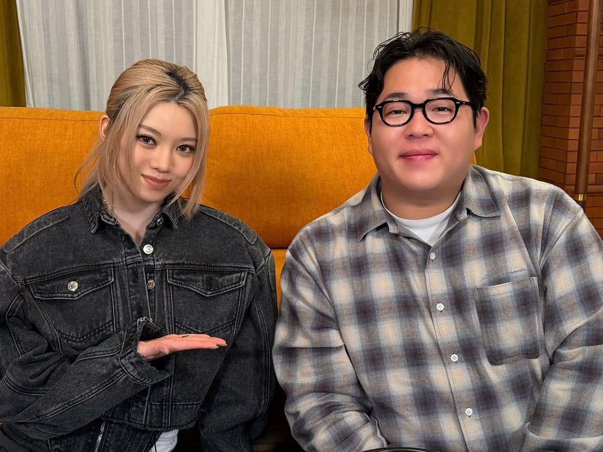 ALLDAY_PROJECT's tweet photo. [📹] 올데프 베일리와 리한나 DM 답장을 기다리며

🔗 https://t.co/zdqB9uXOjf

#ALLDAYPROJECT #ADP #올데이프로젝트
#BAILEY #베일리
#LOOKATME
#THEBLACKLABEL #더블랙레이블 https://t.co/cB8qVZkzDX