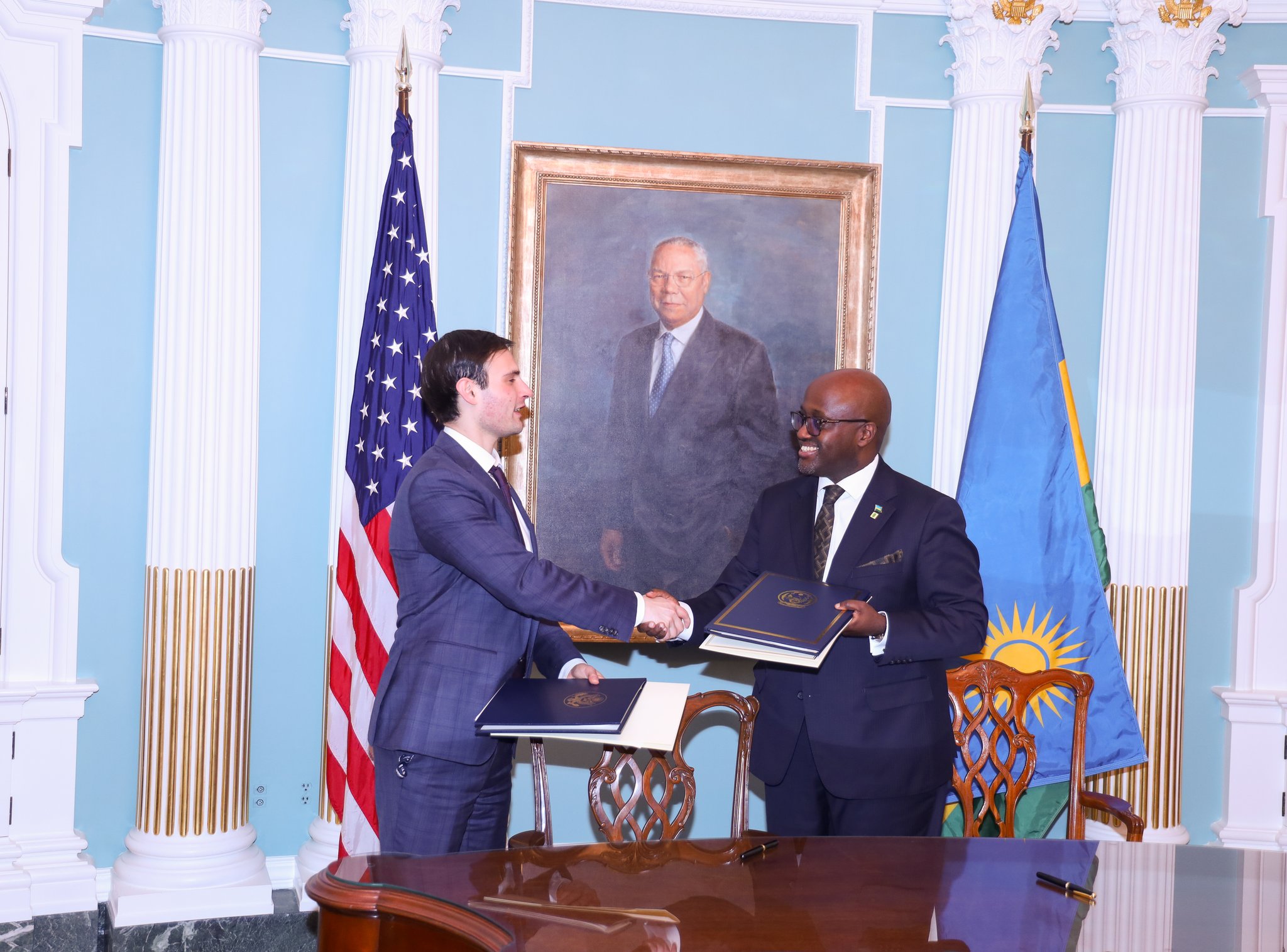 G7dRZiuWUAATlSY?format=jpg&name=large