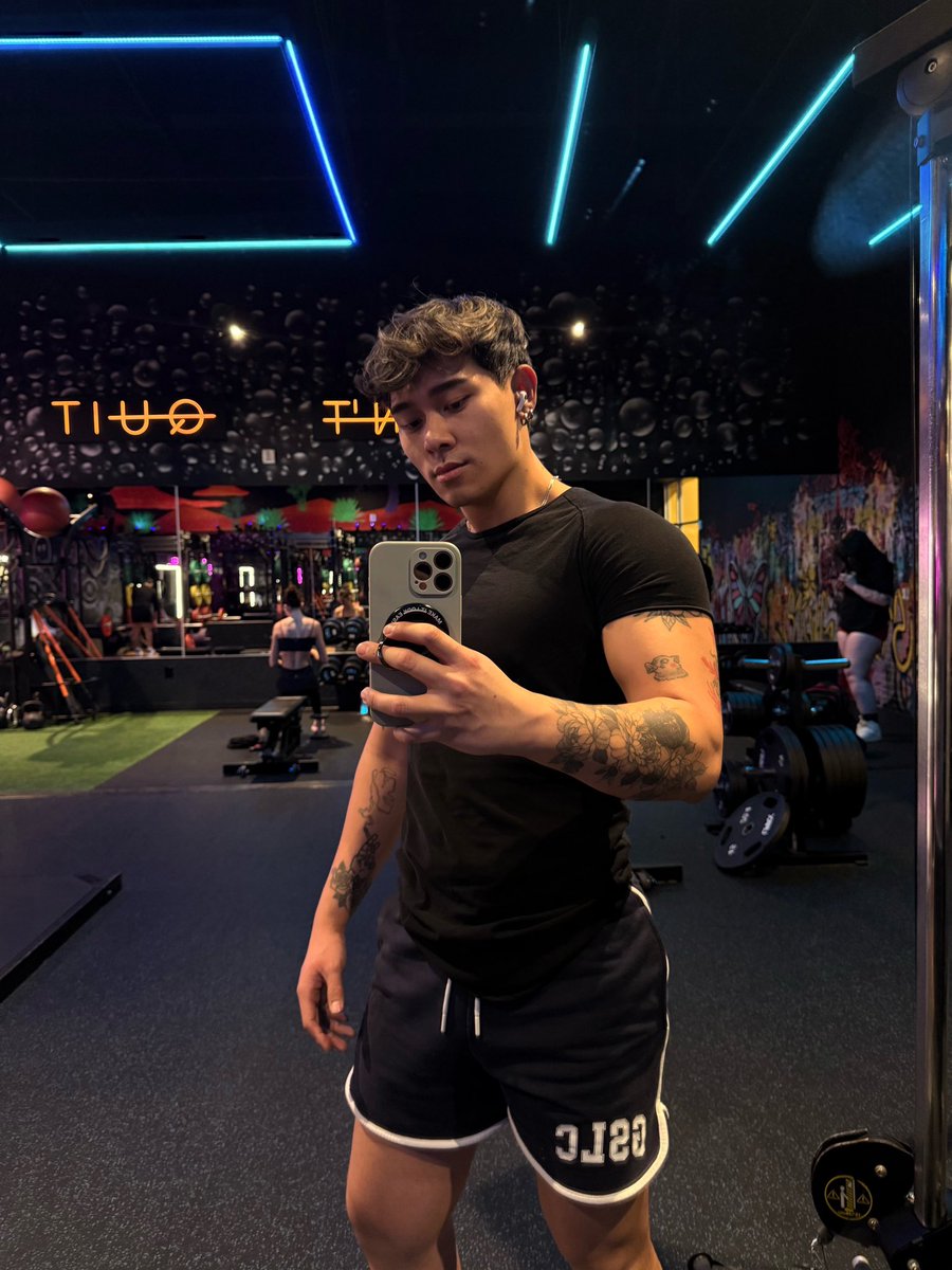 ryxntx's tweet photo. Been awhile since I posted but I put on some weight 🤪 2025 vs 2020 https://t.co/Ob5VhFomzm
