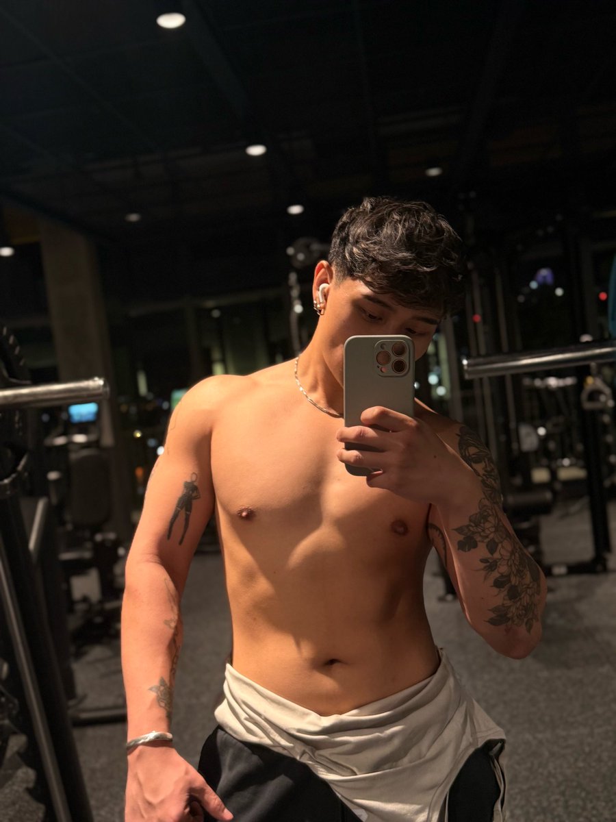 ryxntx's tweet photo. Been awhile since I posted but I put on some weight 🤪 2025 vs 2020 https://t.co/Ob5VhFomzm