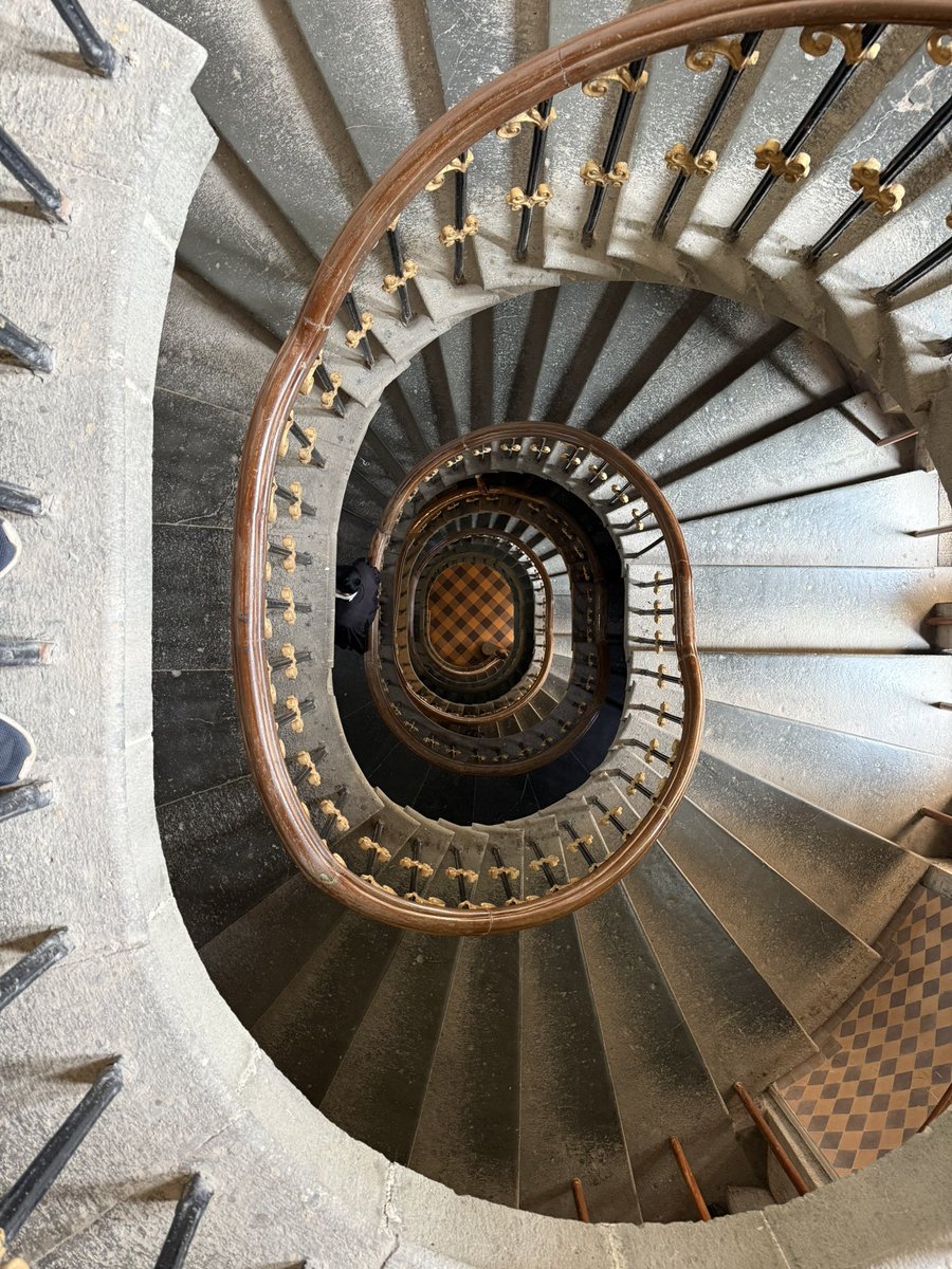 mumbaiheritage's tweet image. A stunning spiral inside the Bombay High Court.
These worn stone steps have carried more than a century of the city’s legal life.
#MumbaiHeritage #BombayHighCourt