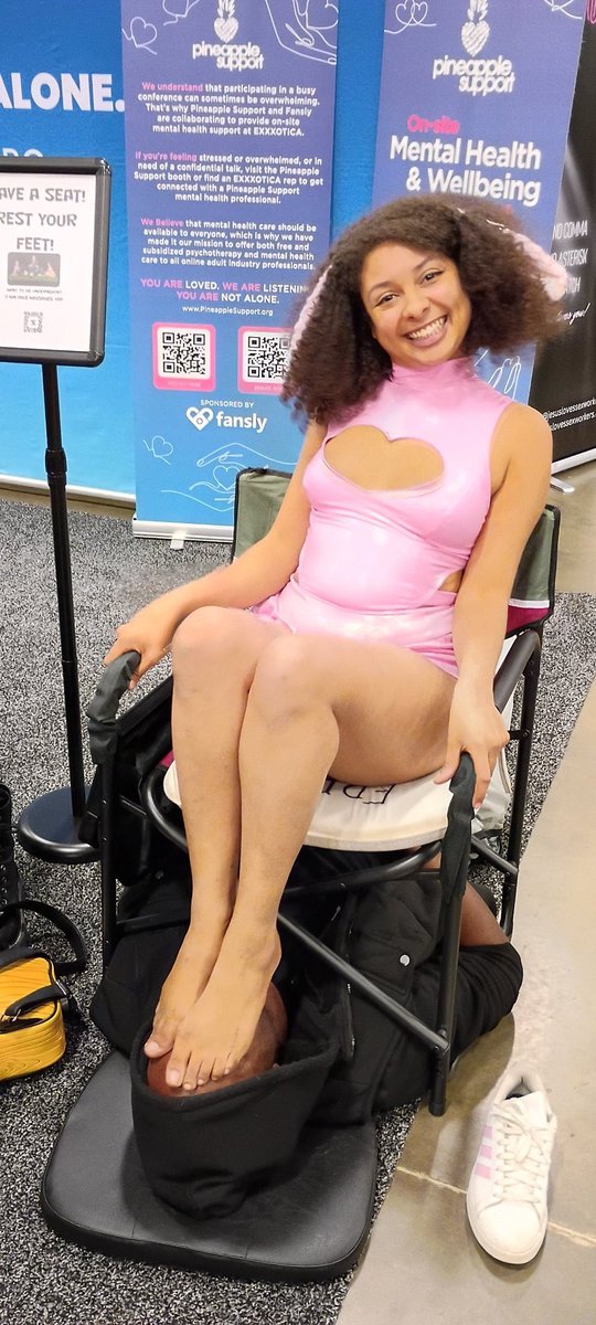 FootAlchemist's tweet image. Getting Princess Sophia’s feet in my face courtesy of Bell and Ramon. @Prin666ess @RamonFacefull