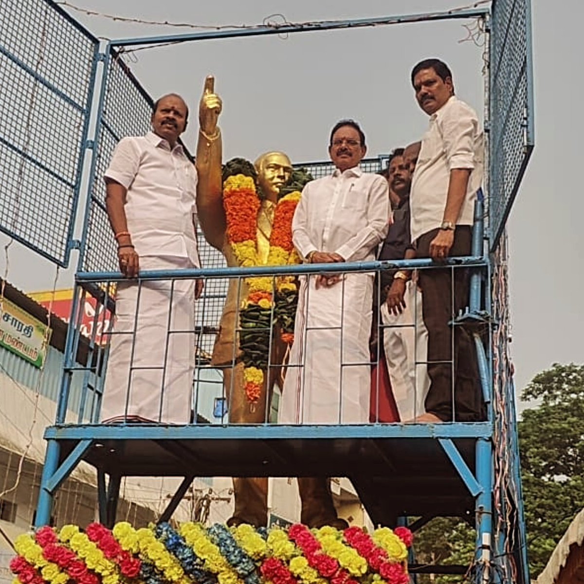 ccrajendran's tweet photo. சட்டமேதை பாபாசாகேப் DR.அம்பேத்கர் அவர்களின் 69ஆவது நினைவு நாளையொட்டி அவர்தம் திருவுருவ சிலைக்கு மாலை அணிவித்து மரியாதை செய்யப்பட்ட தருணம்.
#செங்கல்பட்டு_மேற்கு_மாவட்டம் #tambaram #chitlapakkam #eps #admk #admknews #ambedkar ##MemorialDay #december06 #drambedkar https://t.co/xxlkuklYqM