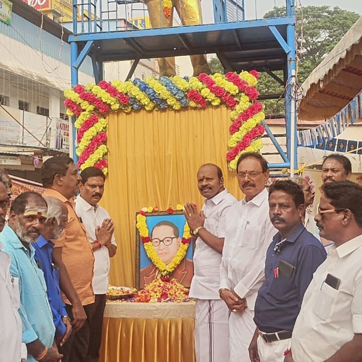 ccrajendran's tweet photo. சட்டமேதை பாபாசாகேப் DR.அம்பேத்கர் அவர்களின் 69ஆவது நினைவு நாளையொட்டி அவர்தம் திருவுருவ சிலைக்கு மாலை அணிவித்து மரியாதை செய்யப்பட்ட தருணம்.
#செங்கல்பட்டு_மேற்கு_மாவட்டம் #tambaram #chitlapakkam #eps #admk #admknews #ambedkar ##MemorialDay #december06 #drambedkar https://t.co/xxlkuklYqM