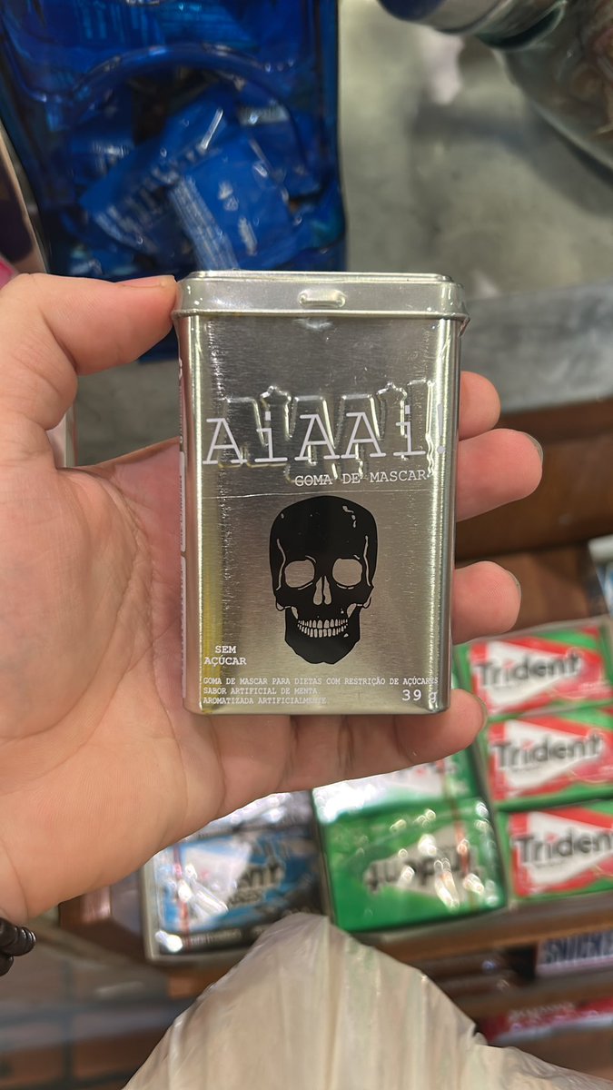 igorlinos's tweet photo. e o chiclete aiaai que descobriu que a galera tava comprando pra usar a lata de cigarreira e trocou a identidade visual https://t.co/m3vwGqbrhP