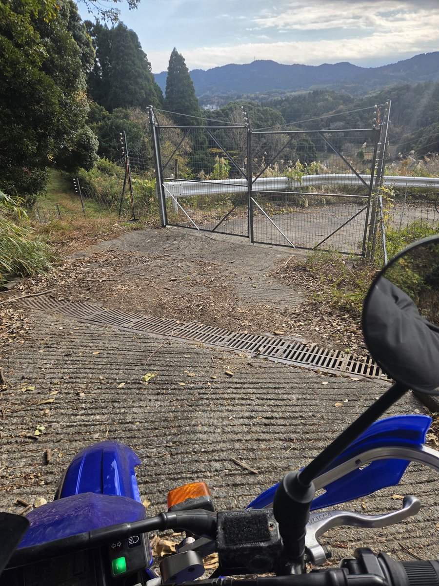 急な下り坂になり、舗装路でも落ち葉で路面が見えないので結構慎重に。やがてさっきUターンしたゲートの内側に来てしまった。