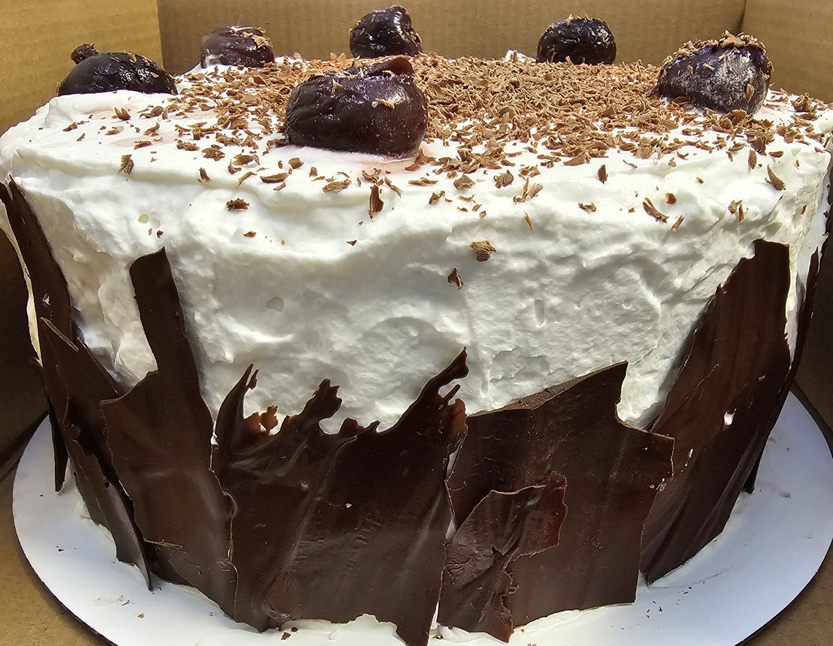 NannycakesBake's tweet photo. Whipped up a quick black forest cake for a friend's bday. https://t.co/va6OnO9OTk