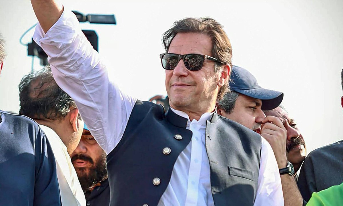 AkhlaqAhmadMPA's tweet photo. پاکستان تحریک انصاف ڈیرہ غازی خان
ایم پی اے اخلاق احمد خان بڈانی کی طرف سے ڈی جی آئی ایس پی آر کے بیان پر ردعمل

عمران خان 25 کروڑ عوام کا لیڈر ہے
فوج کا ایسا بیان انتہائی شرمناک ہے
ادارہ سیاست سے ہٹ کر بارڈر کی حفاظت کرے
پاکستانی عوام عمران خان کے  ساتھ کھڑی ہے https://t.co/516aoWDhuY