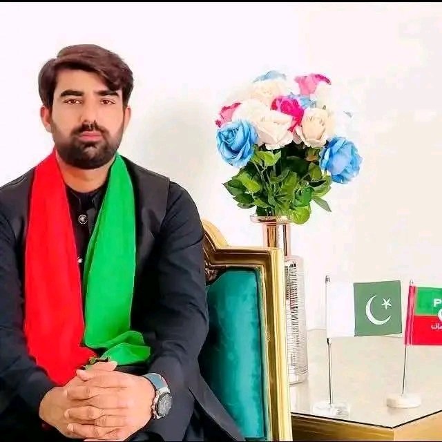 AkhlaqAhmadMPA's tweet photo. پاکستان تحریک انصاف ڈیرہ غازی خان
ایم پی اے اخلاق احمد خان بڈانی کی طرف سے ڈی جی آئی ایس پی آر کے بیان پر ردعمل

عمران خان 25 کروڑ عوام کا لیڈر ہے
فوج کا ایسا بیان انتہائی شرمناک ہے
ادارہ سیاست سے ہٹ کر بارڈر کی حفاظت کرے
پاکستانی عوام عمران خان کے  ساتھ کھڑی ہے https://t.co/516aoWDhuY