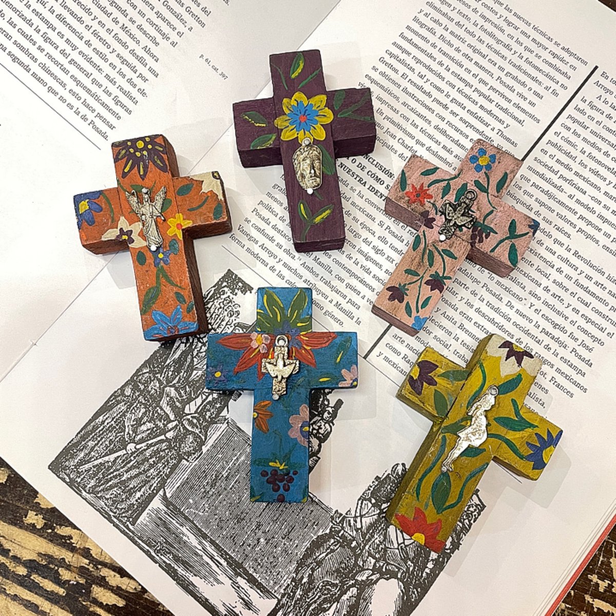 木製の小さな十字架に手描きで模様付けした上に、 ミラグロを打ちつけ