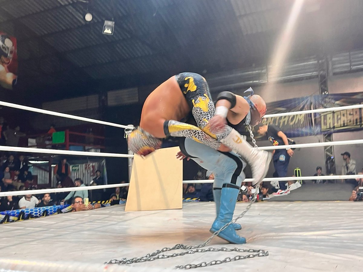 LaTijeraLucha's tweet photo. En un recio encuentro de dinastías y de rivalidad candente en el V aniversario de #TheKingPhantom, #BrazoCelestial logra dar cuenta de #RockamboleJr, en batalla que empezó bien con todo y botellazos para después de ser amarrados de rompe la correa del integrante de #LosBrazos... https://t.co/GUoyFR5Znk